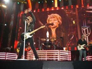 Bon Jovi a adunat 50 000 de fani în Piaţa Constituţiei VIDEO