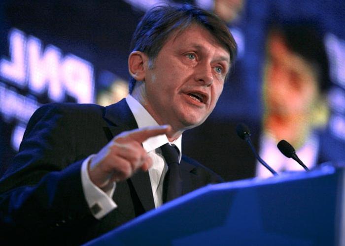 Crin Antonescu l-ar bate pe Băsescu, dacă ar fi alegeri duminică - sondaj