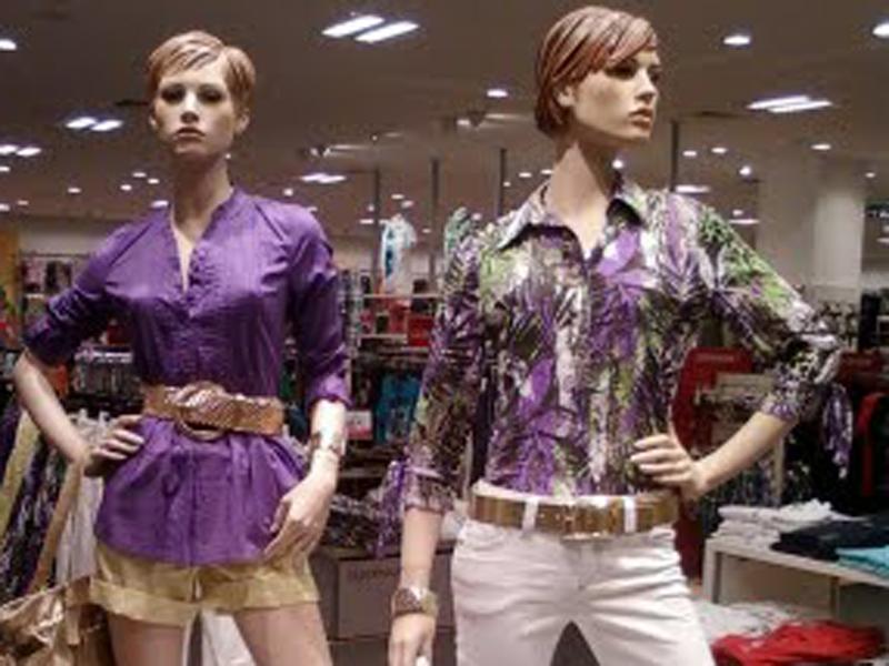 Cine decorează vitrinele celor mai importante magazine clujene