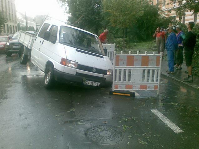 Bilanţul primăriei, după furtună: acoperişuri smulse sau sparte, maşini lovite. Din fericire, nicio victimă omenească
