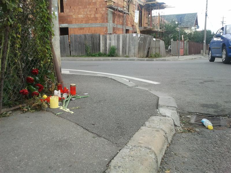 Candele şi flori la intersecţia unde a murit ieri motociclistul de 21 de ani. Tatăl său a aflat teribila veste de pe Internet