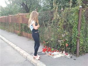 Prietena motociclistului mort în Gheorgheni aduce candele în fiecare zi la locul accidentului