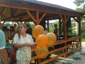 Femeile din PDL au împărţit sute de baloane portocalii copiilor din Mănăştur. 