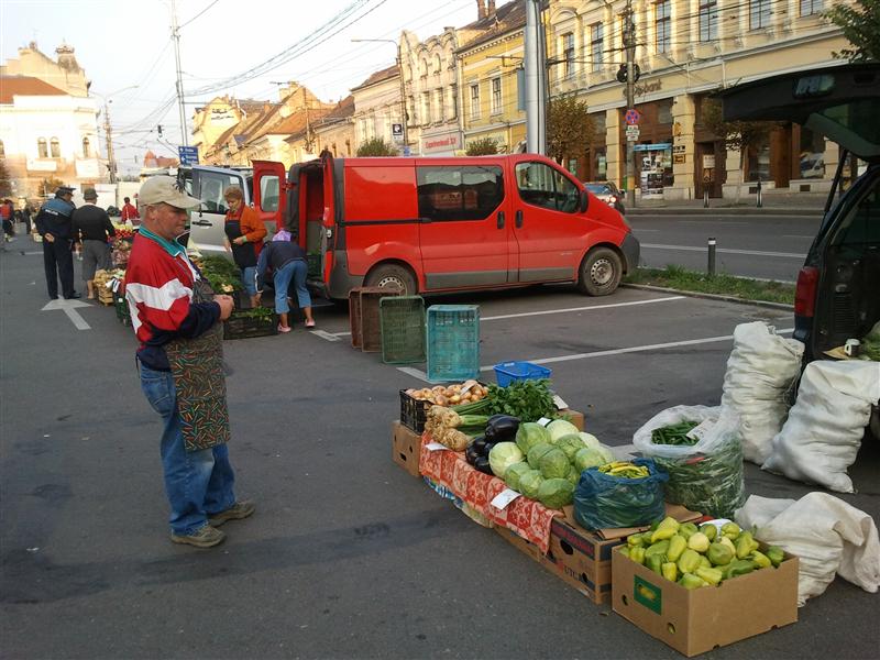 Piața care rupe alianța. 14 standuri cu legume la prima oră, în piaţa volantă din centrul Clujului FOTO / VIDEO