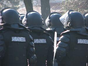Busculadă stopată de jandarmi la Roşia Montană, în timp ce Băsescu se afla acolo