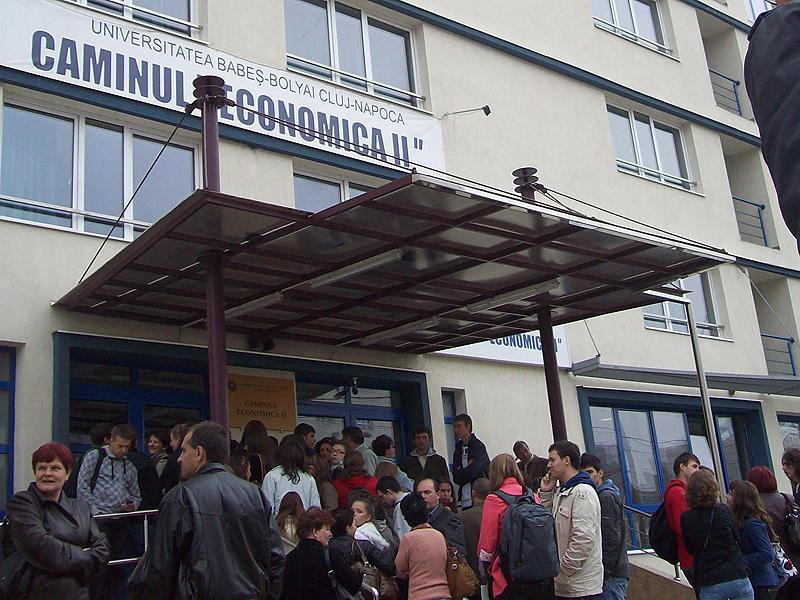 Nebunie în campusuri. Sute de studenți au stat astăzi la cozi interminabile la uşile căminelor FOTO / VIDEO