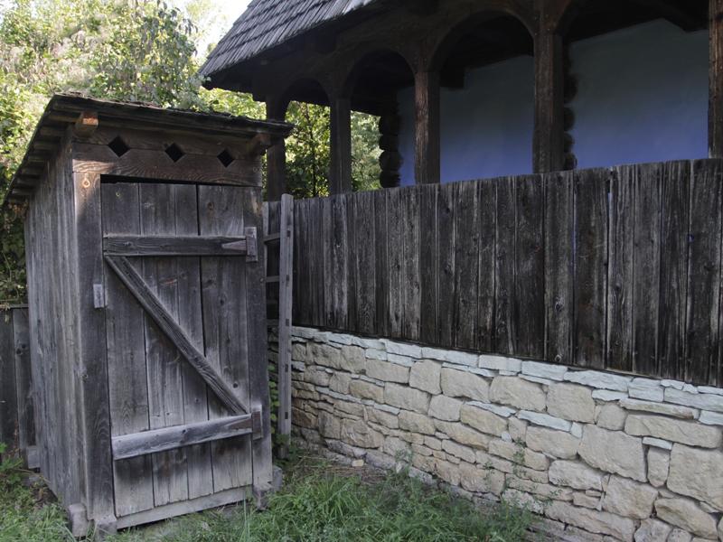 Toalete de patrimoniu, bătute în cuie din pricina “turiştilor”