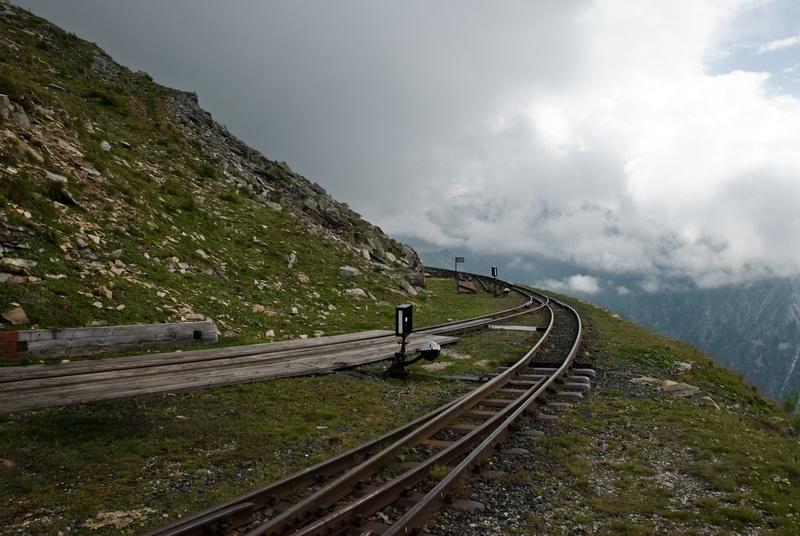 Microbuz lovit de tren la Dezmir