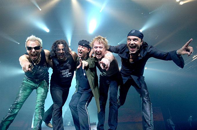 Fanii Scorpions, îndemnaţi să îşi ia pelerine de ploaie