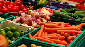 Peste 5 tone de fructe şi legume, confiscate din piaţa agroalimentară din Dezmir