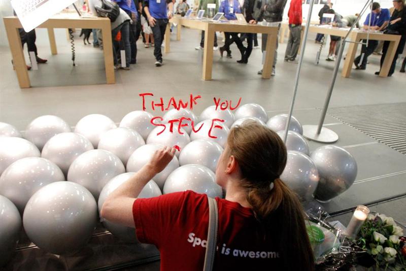Lumea îşi ia adio de la Jobs. Mărul său, pus lângă cele ale lui Adam şi Newton