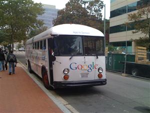 Autobuzul Google străbate lumea. Cea mai mare atracţie a maşinii este internetul