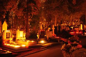 Luminaţia a strâns zeci de mii de clujeni în cimitirele oraşului VIDEO