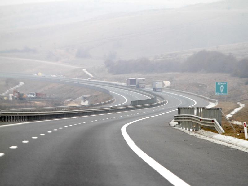 Accidentele în lanţ din cauza poleiului au închis Autostrada Transilvania