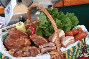 Târg tradiţional la Cluj, cu muzică populară şi obiceiuri de tăiat porcul