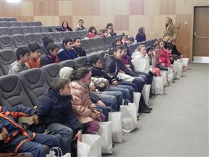 Copiii din centrele de zi ale FRCCF, în risc de abandon şcolar, au primit cadouri de la Universitatea, la Cluj Arena