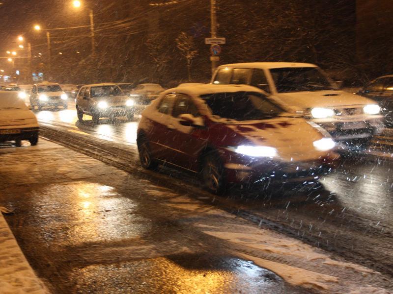 Ploaie, ninsoare şi vânt în toată ţara, de sâmbătă până duminică dimineaţă