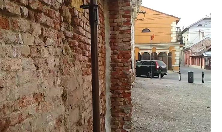 Reabilitare românească: zidul cetăţii de pe Potaissa, sprijinit cu un stâlp din fier, ca să nu se dărâme VIDEO