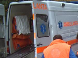 Beţi şi agresivi: au ieşit la colindat şi s-au luat la bătaie. A plouat cu apeluri la Ambulanţă