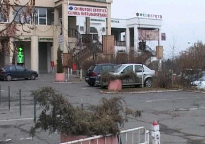 Ceartă pe parcări. Au câştigat în instanţă terenul din faţa unui centru medical şi l-au îngrădit VIDEO