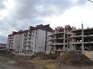 Constructor cu antecedente penale, acuzat că a vândut apartamente de trei ori 