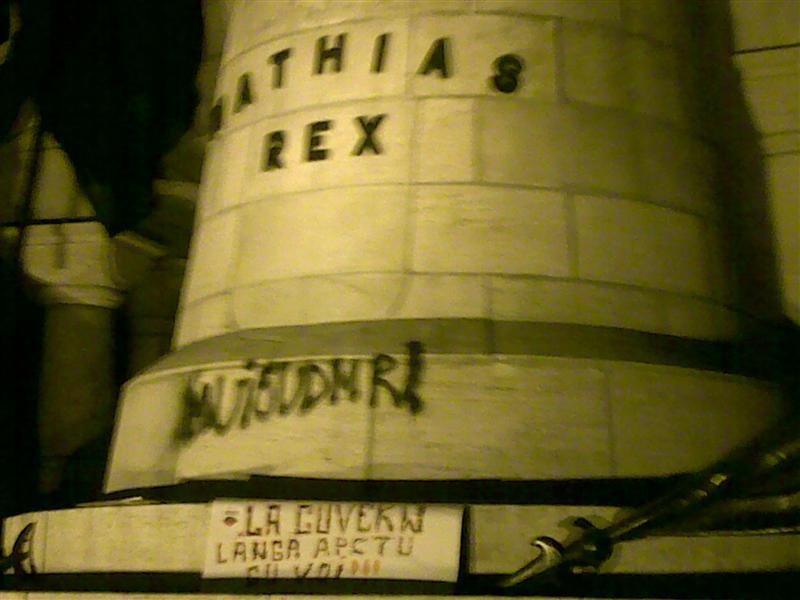 Amendă pentru clujenii care au vandalizat statuia lui Matei Corvin