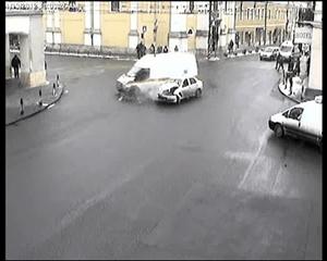 Ambulanţă lovită într-un accident în centrul Clujului VIDEO
