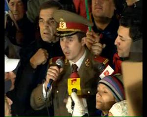 Alexandru Gheorghe, protest în uniformă militară în Piaţa Universităţii VIDEO