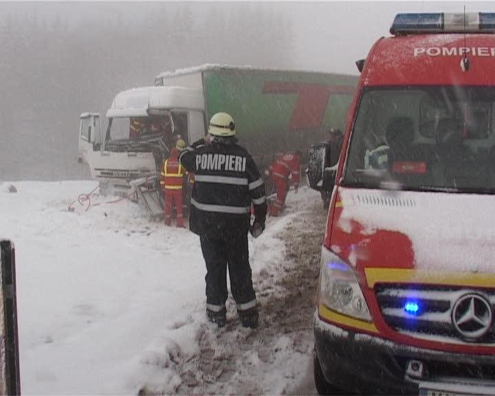 Ninsoarea a dat peste cap traficul din judeţ  VIDEO