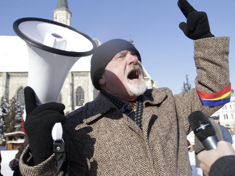 Protestatarii din Piaţa Unirii: “Şi de crapă pietrele, PDL, nu lăsăm protestele!”