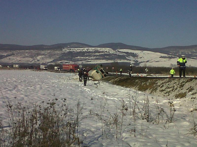 Cisternă cu motorină răsturnată la Câţcău. Şoferul a murit FOTO / VIDEO