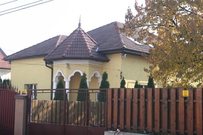 Bani găsiţi sub fular, în dulap, la percheziţia casei lui Sorin Apostu. Nevasta fostului primar nu ştia de ei 