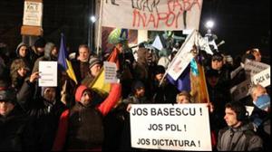 600 suporteri protestează la Sibiu împotriva lui Boc, Băsescu şi şefului LPF