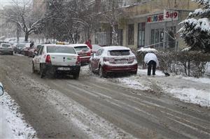 La Cluj ninge de azi dimineaţă. Care e situaţia pe strada ta? FOTO