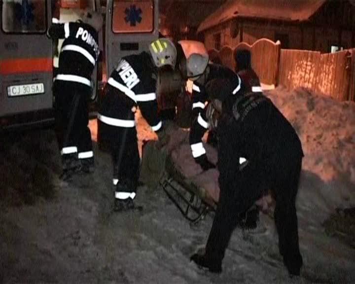 O ambulanţă a rămas împotmolită din cauza zăpezii, la Dej. Pacientul, transportat un kilometru cu o sanie VIDEO