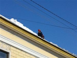 Zăpada periculoasă pentru trecători, dată jos de pe acoperişuri de pompieri VIDEO