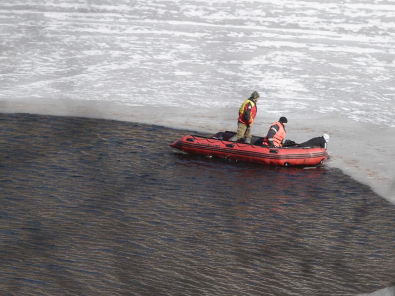 Tatăl şi copiii au fost găsiţi în lac. Fetiţa de 3 ani era legată cu cablu electric de tatăl ei 