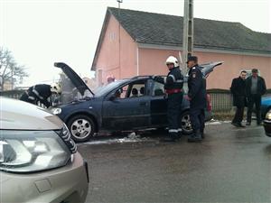 O maşină a luat foc, la trecere cu calea ferată, în Dej