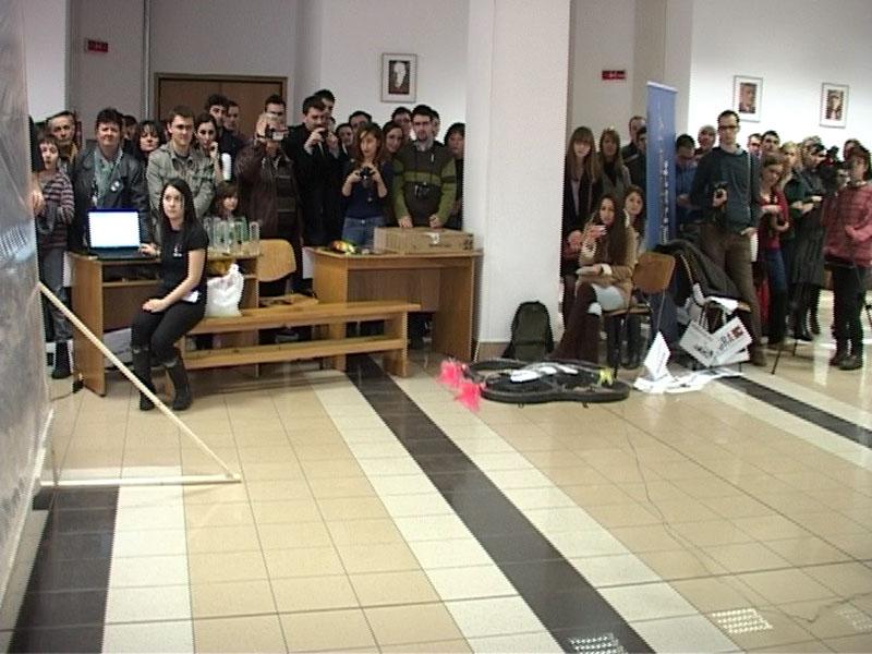 OZN-ul care spală geamurile, vedetă între roboţii UBB