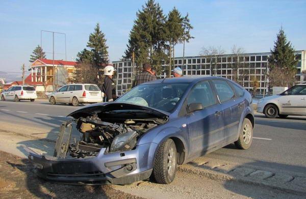 Gherla: I-a explodat anvelopa și a intrat într-un gard