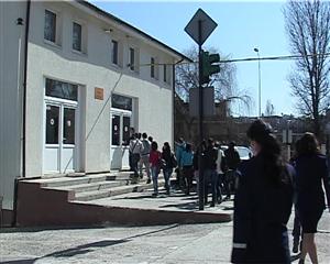 Porţi deschise la Şcoala de Poliţie din Cluj; sute de elevi au vizitt instituţia VIDEO