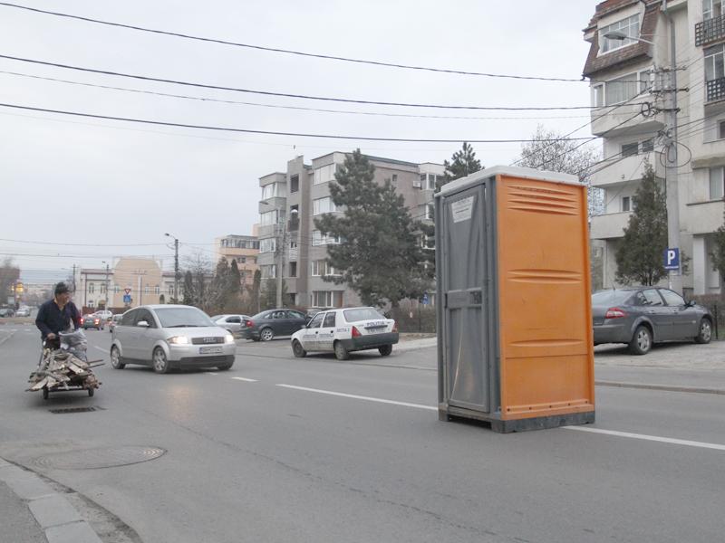 Toaletă ecologică în mijlocul unei străzi din Gheorgheni FOTO