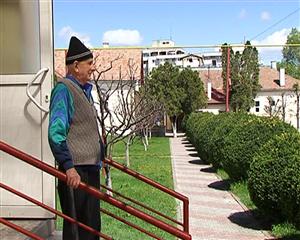 Bătrânii aşteaptă după locuri la azil VIDEO