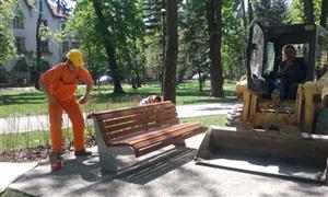 240 bănci montate în parcul central din Cluj, până săptămâna viitoare; clujenii împart aleile cu utilajele de construcţii VIDEO