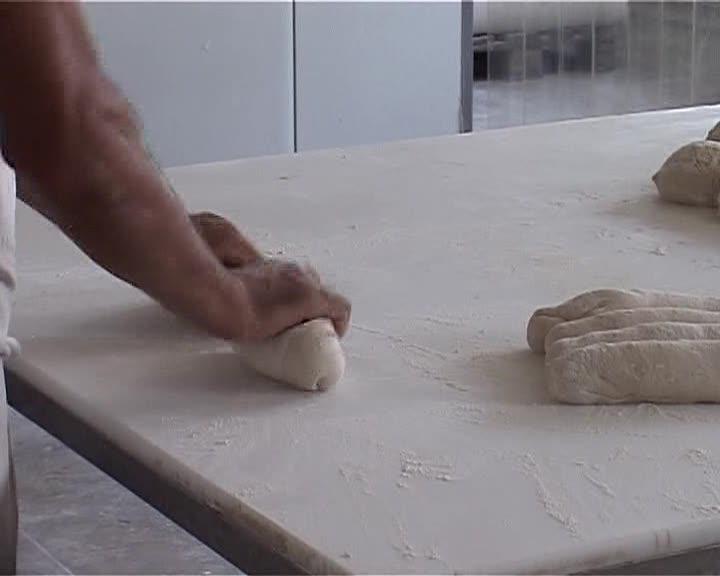TVA-ul redus la pâine nu garantează reducerea preţurilor. Vezi ce spun producătorii VIDEO