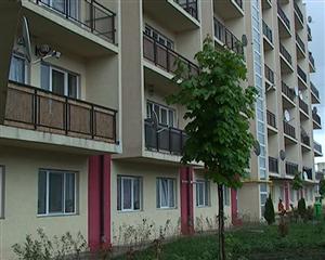 Tavanul unui apartament din Baciu le-a căzut ocupanţilor în cap VIDEO