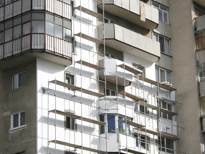 Arhitecţii: Reabilitarea termică a blocurilor a scăpat de sub control