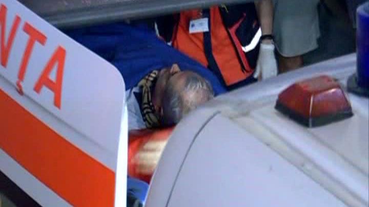 Adrian Năstase s-a împuşcat în gât şi a fost scos din locuinţa din Zambaccian în ambulanţă, pe targă