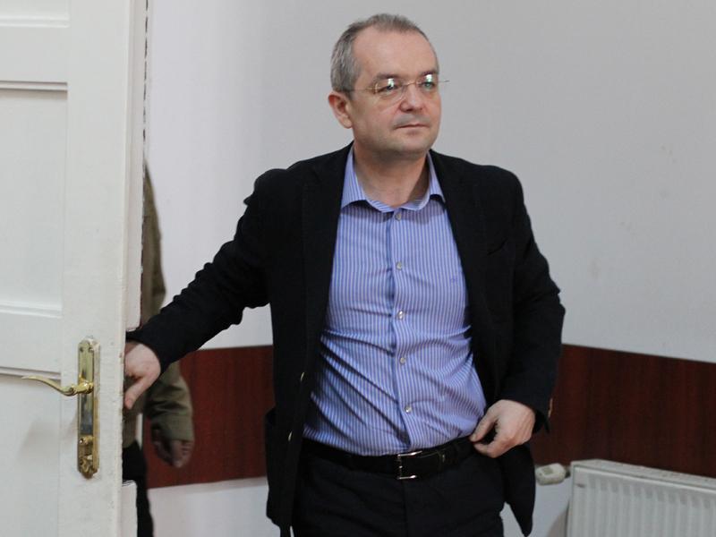 Prima zi de muncă a lui Boc în Primărie - şi-a găsit biroul modernizat şi a hrănit ţestoasele