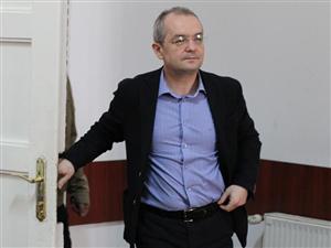 Prima zi de muncă a lui Boc în Primărie - şi-a găsit biroul modernizat şi a hrănit ţestoasele